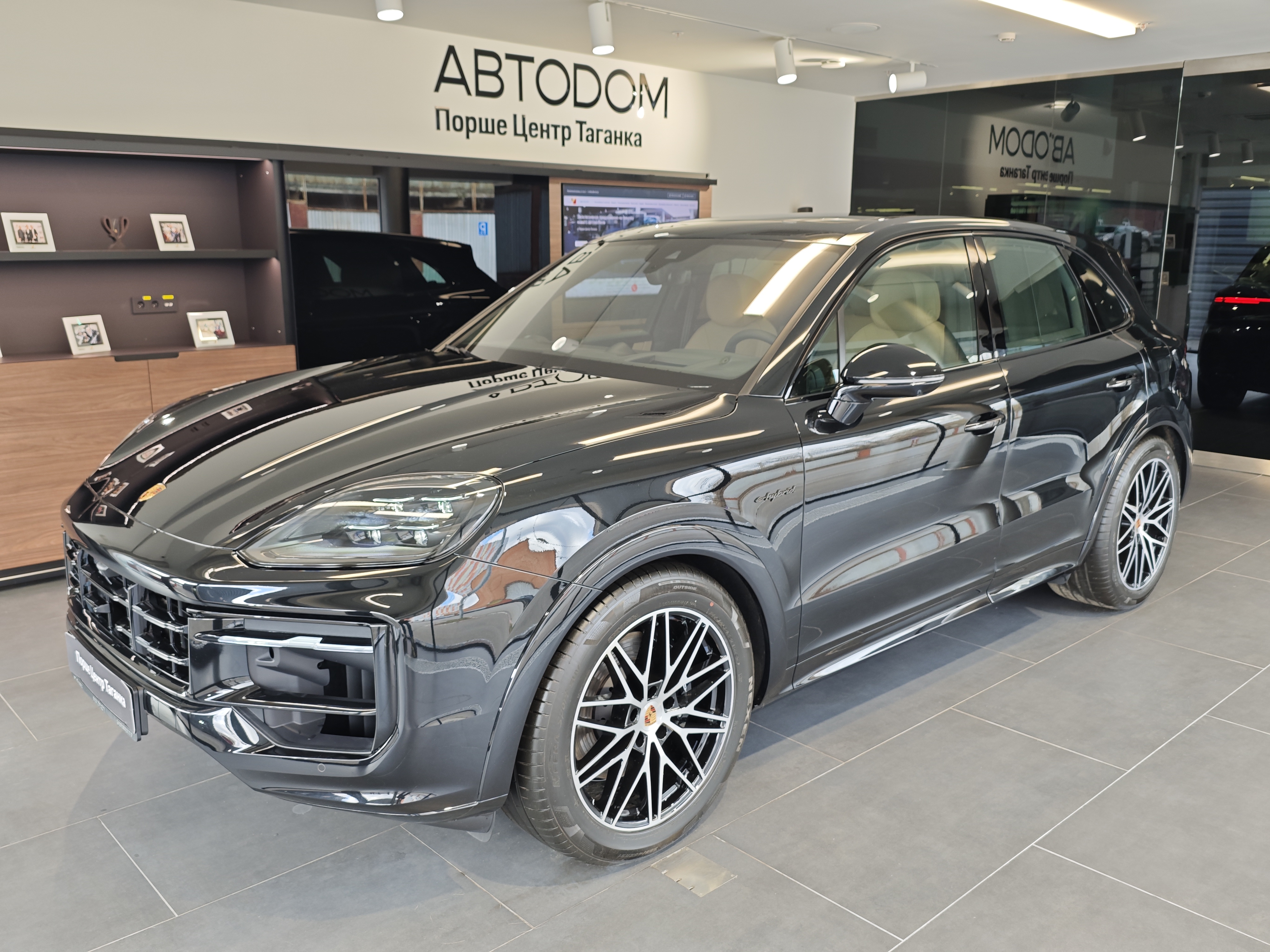 Автомобиль Porsche Cayenne III [рестайлинг] 3.0hyb AT 4WD (470 л.с.) Black Edition Чёрный 2025 