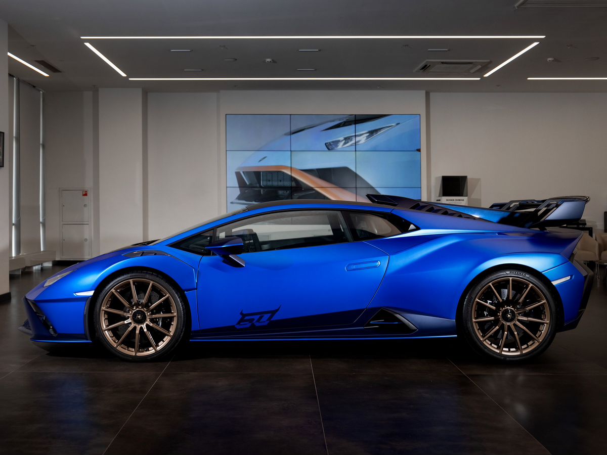 Автомобиль Lamborghini Huracan I [рестайлинг] STO 5.2 AMT (640 л.с.) STO Синий 2023 с пробегом 99 км