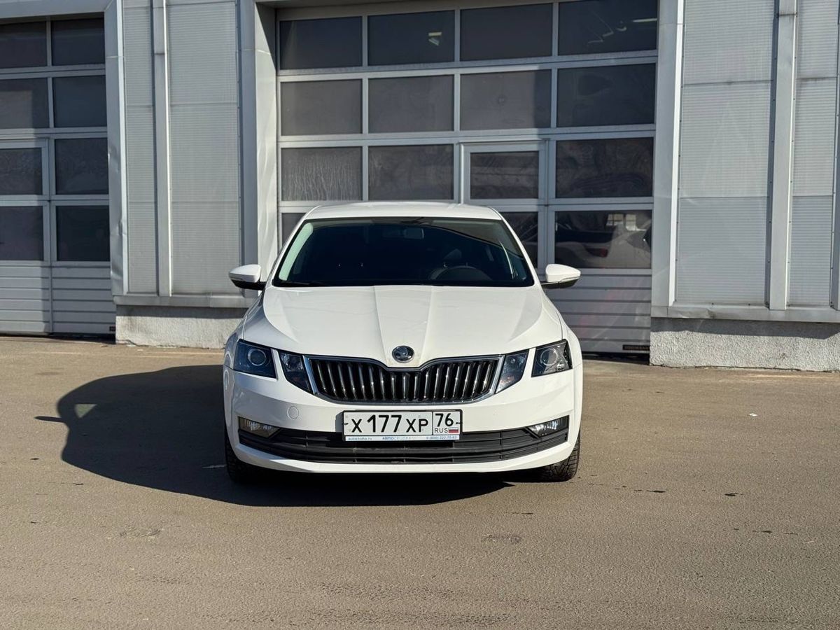 Автомобиль Skoda Octavia III (A7) [рестайлинг] 1.5 AT (113 л.с.) Base Белый 2023 с пробегом 30 000 км