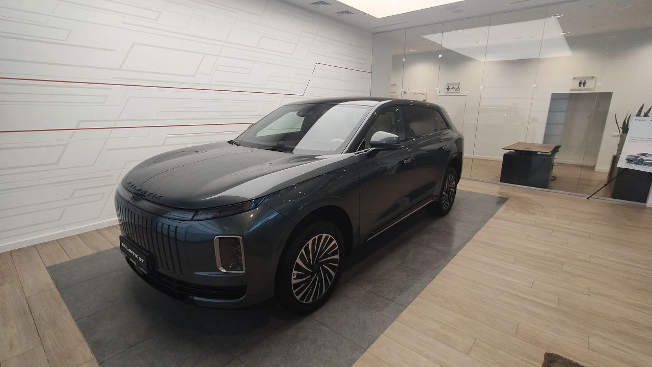Автомобиль EXEED EXLANTIX ET I поколение 1.5hyb AT 4WD (469 л.с.) Top Серый 2025 