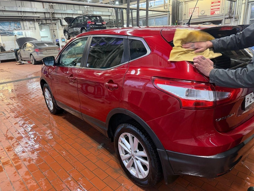 Автомобиль Nissan Qashqai II поколение 2.0 CVT (144 л.с.) QE Красный 2014 с пробегом 232 019 км