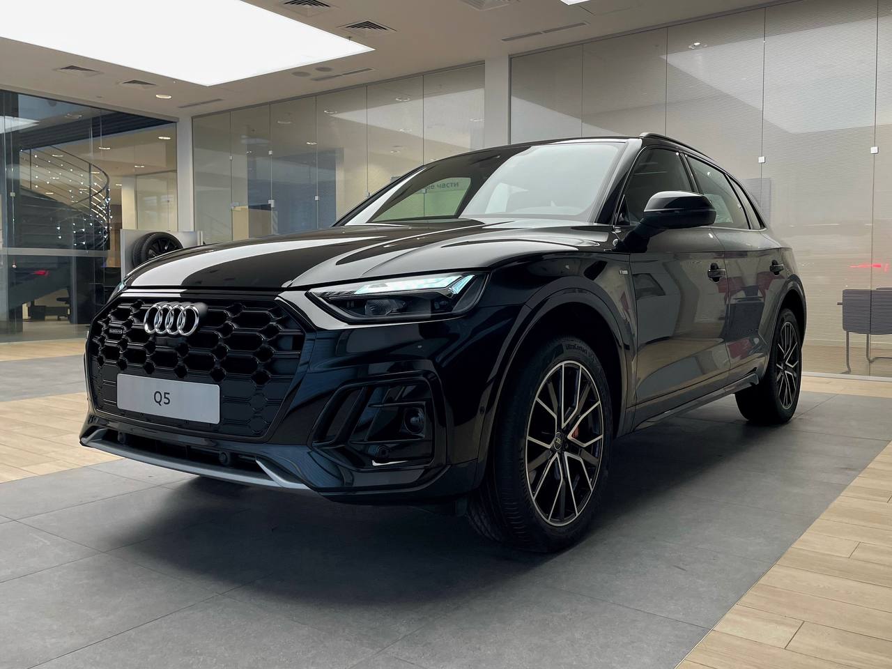 Автомобиль Audi Q5 II (FY) [рестайлинг] 2.0 AMT 4WD (245 л.с.) 45 TFSI quattro S tronic Чёрный 2025 