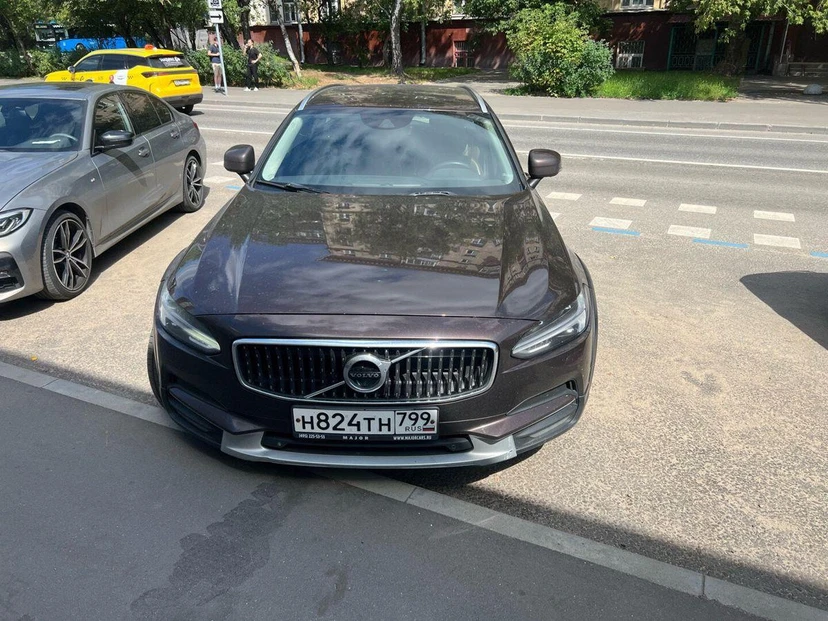 Volvo V90 Cross Country I поколение 2.0d AT 4WD (190 л.с.) Pro Коричневый 2017 с пробегом 302 688 км