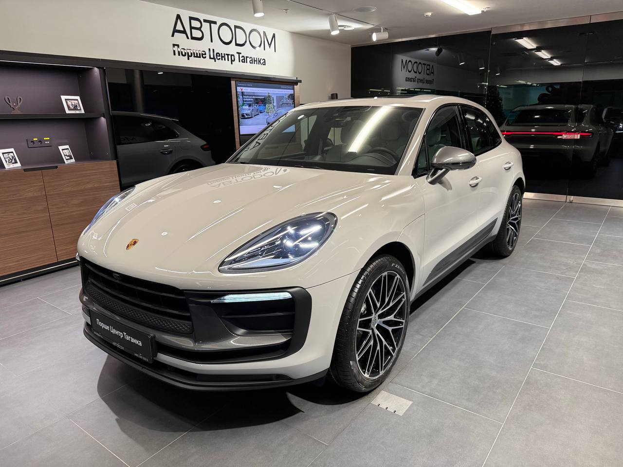 Автомобиль Porsche Macan I [2-й рестайлинг] 2.0 AMT 4WD (265 л.с.) T Серый 2025 