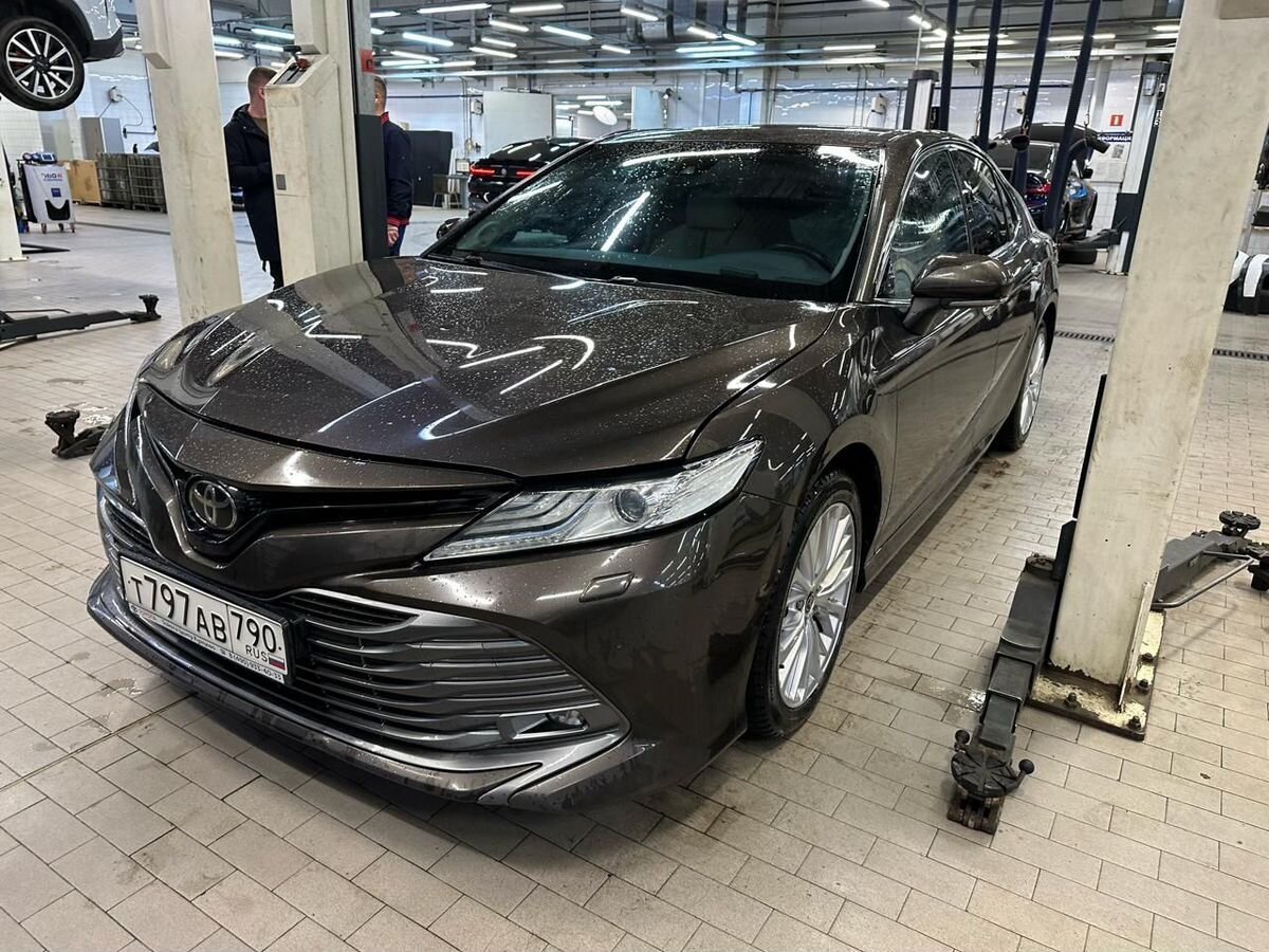 Купить Toyota Camry 2020, 2.5 AT (181 л.с.) Коричневый с пробегом 123938 км  / 5726108 по цене от 2 655 000 руб в АВТОДОМ - официальный дилер в Москве