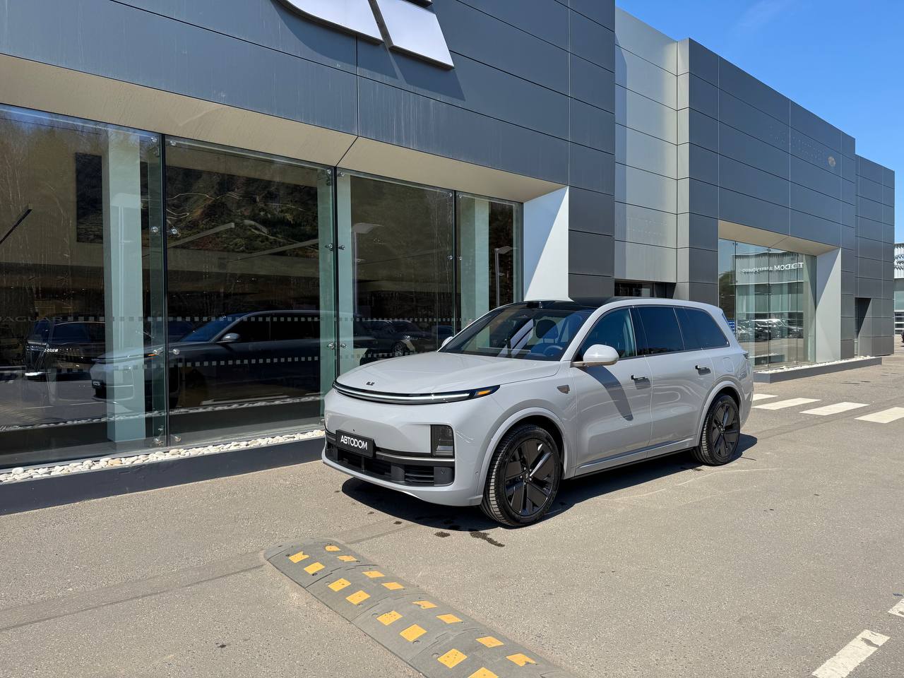 LiXiang L9 I [рестайлинг] 1.5hyb AT 4WD (449 л.с.) Ultra Серый 2026 
