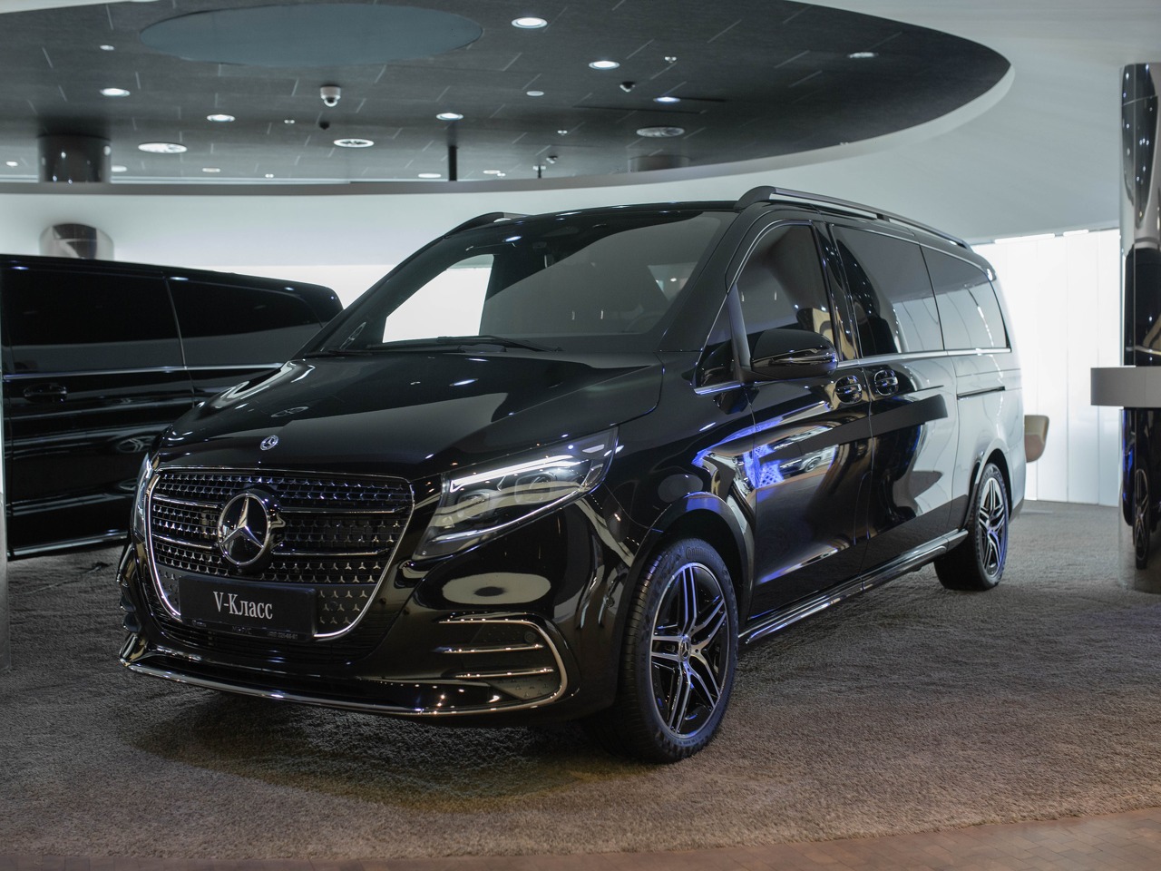 Mercedes-Benz V-Класс II (W447) [2-й рестайлинг] 2.0d AT Long (237 л.с.) Avantgarde Чёрный 2025 