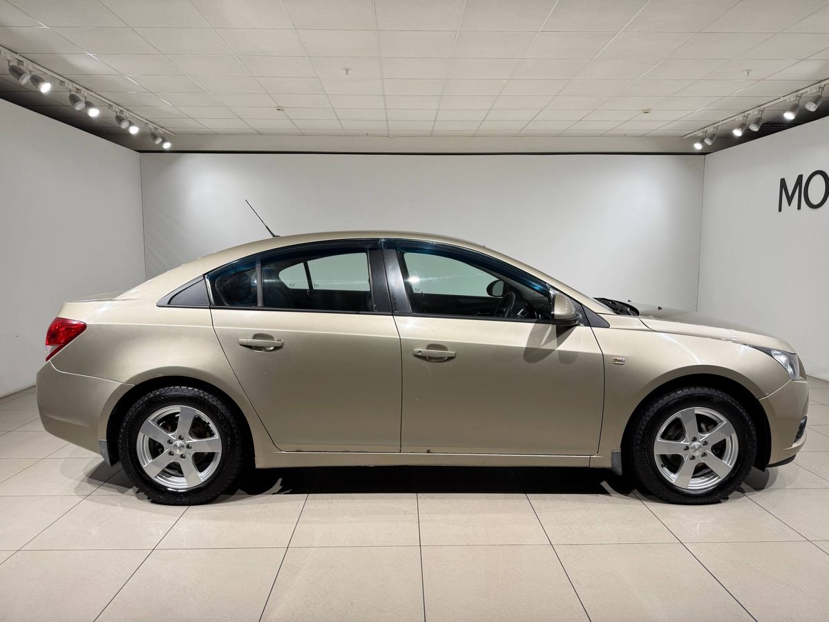 Автомобиль Chevrolet Cruze I поколение (J300) 1.8 AT (141 л.с.) LS Бежевый 2011 с пробегом 440 000 км