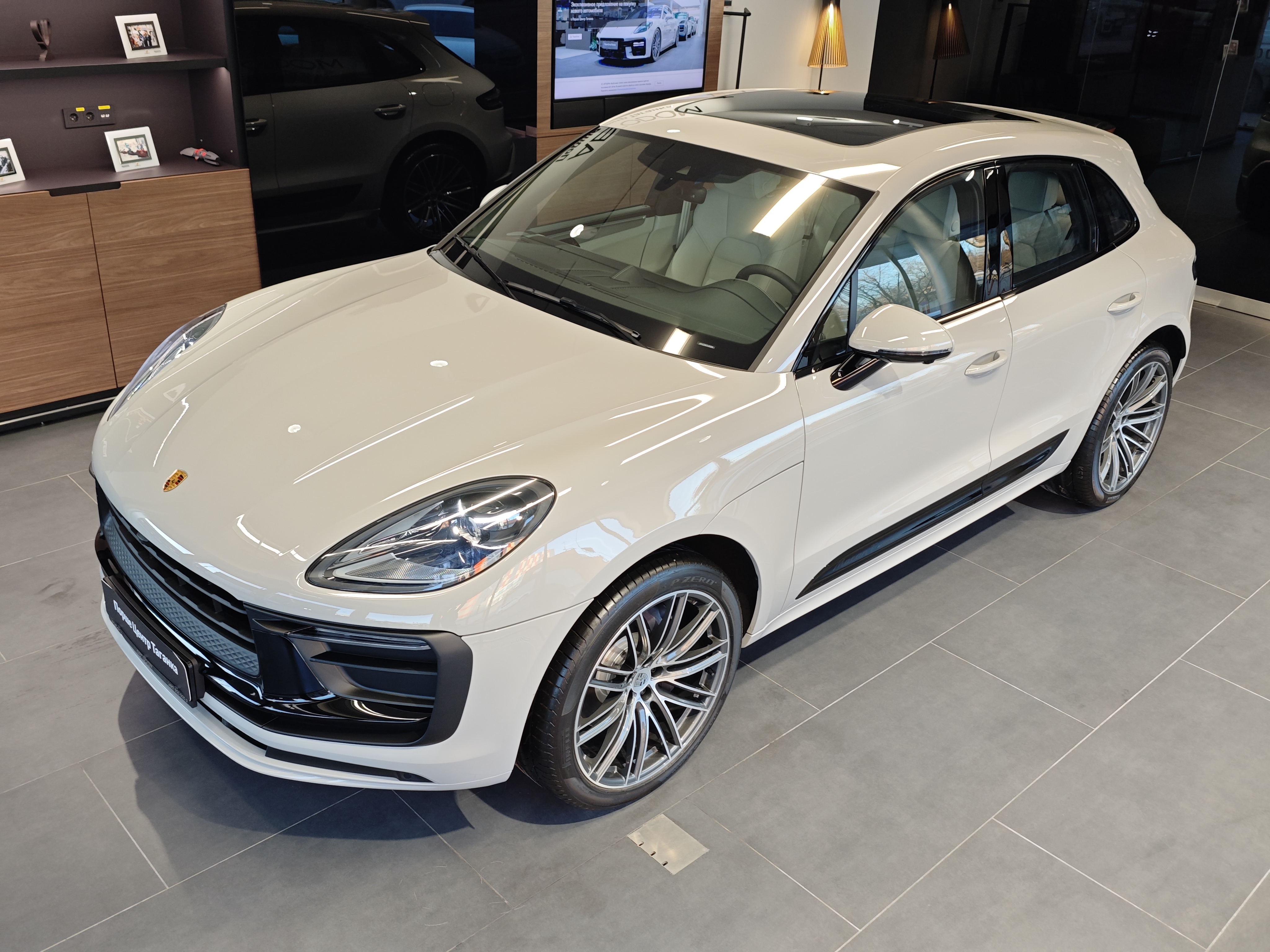 Автомобиль Porsche Macan I [2-й рестайлинг] 2.0 AMT 4WD (265 л.с.) T Серый 2025 
