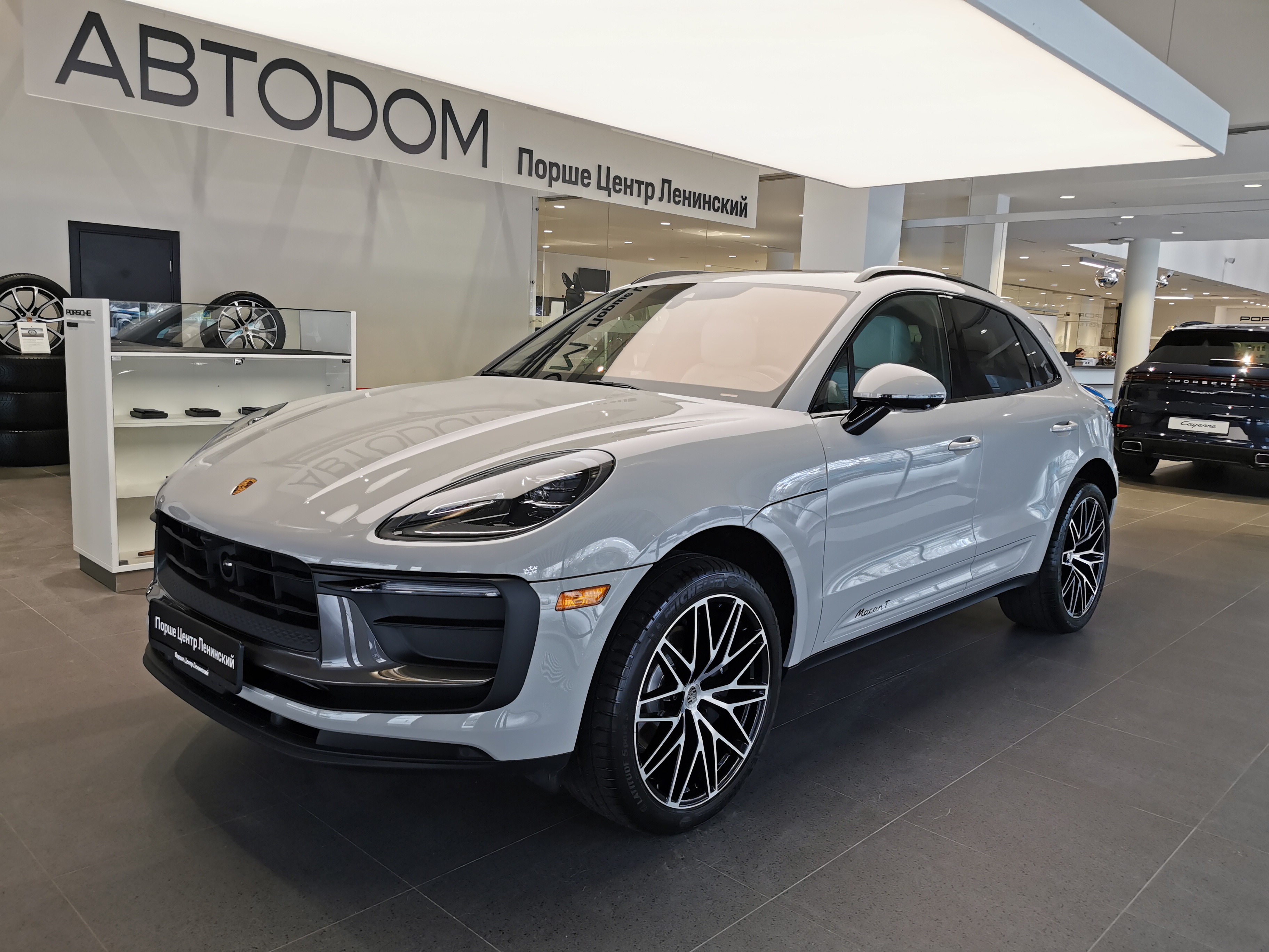 Автомобиль Porsche Macan I [2-й рестайлинг] 2.0 AMT 4WD (265 л.с.) T Серый 2025 