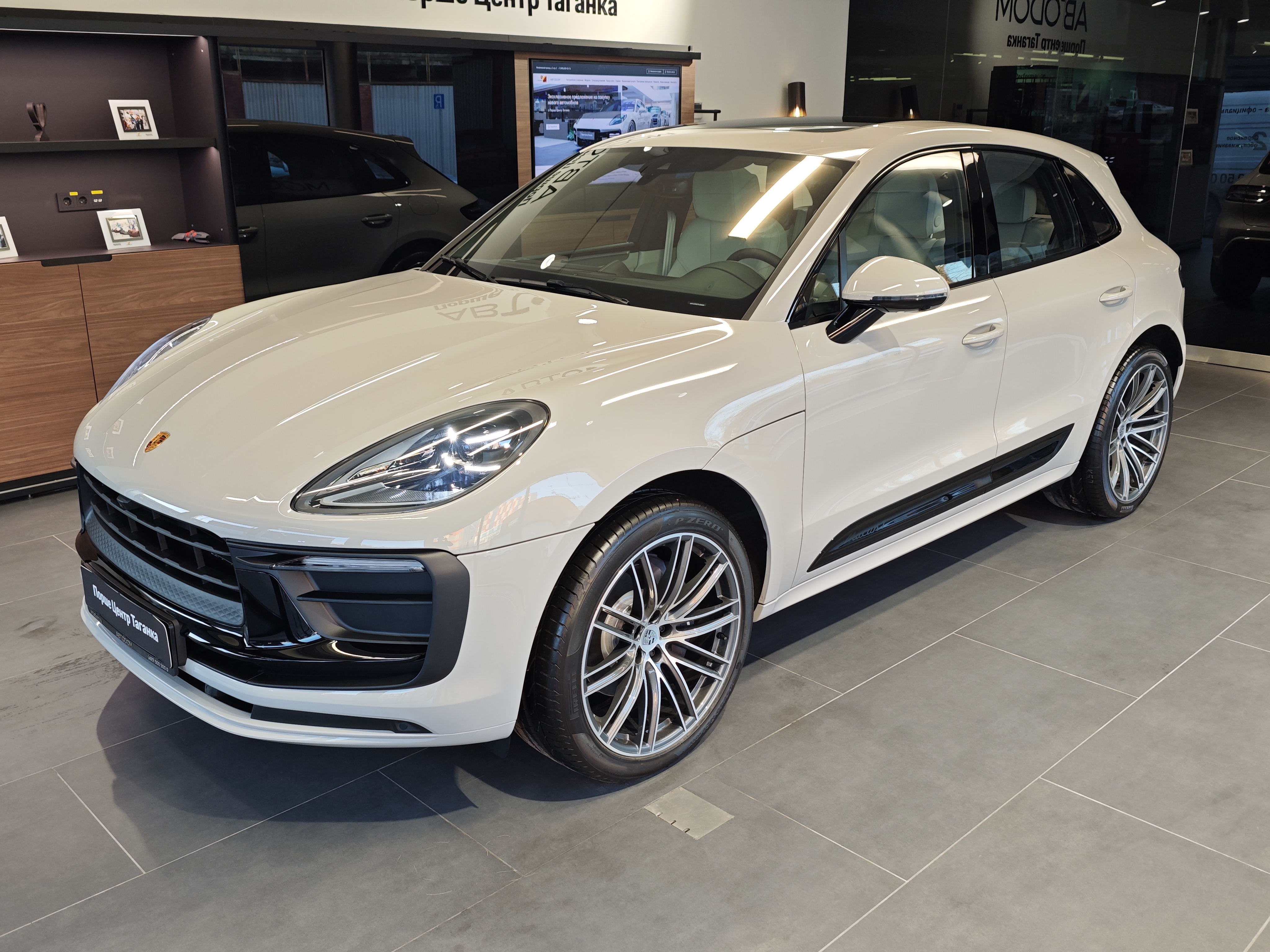 Автомобиль Porsche Macan I [2-й рестайлинг] 2.0 AMT 4WD (265 л.с.) T Серый 2025 