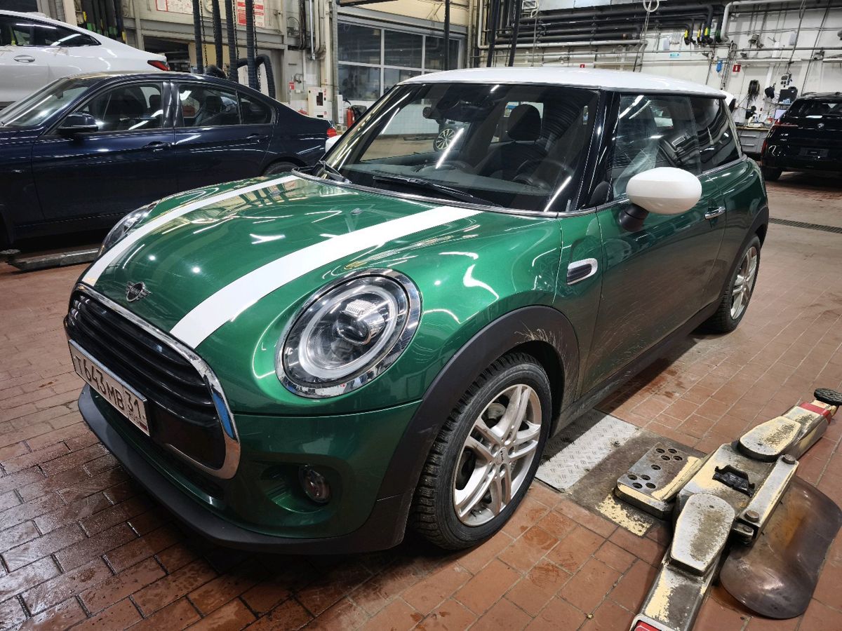 Автомобиль MINI Hatch III (F55/F56) [рестайлинг] Cooper 1.5 AMT (136 л.с.) Cooper Зелёный 2020 с пробегом 18 400 км