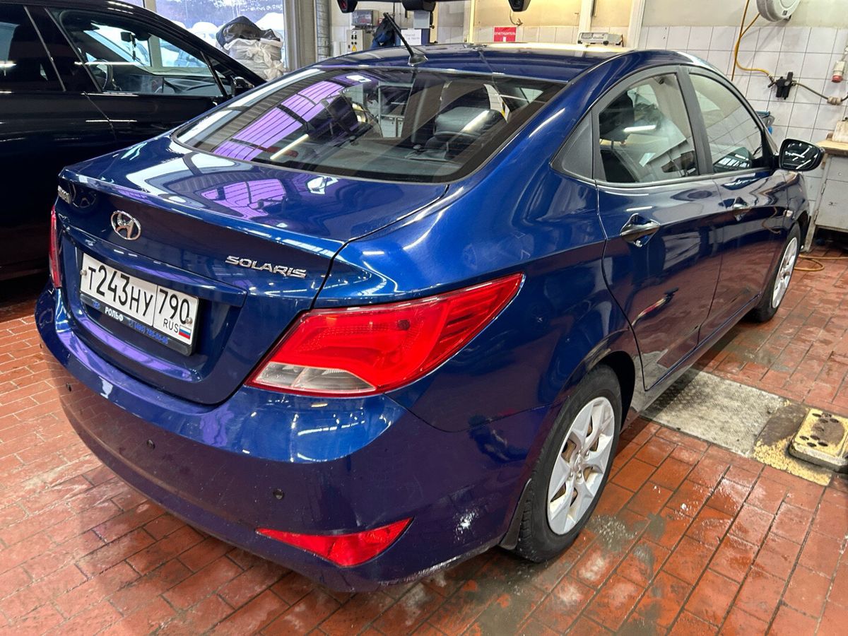 Автомобиль Hyundai Solaris I [рестайлинг] 1.4 AT (107 л.с.) Base Синий 2014 с пробегом 140 944 км
