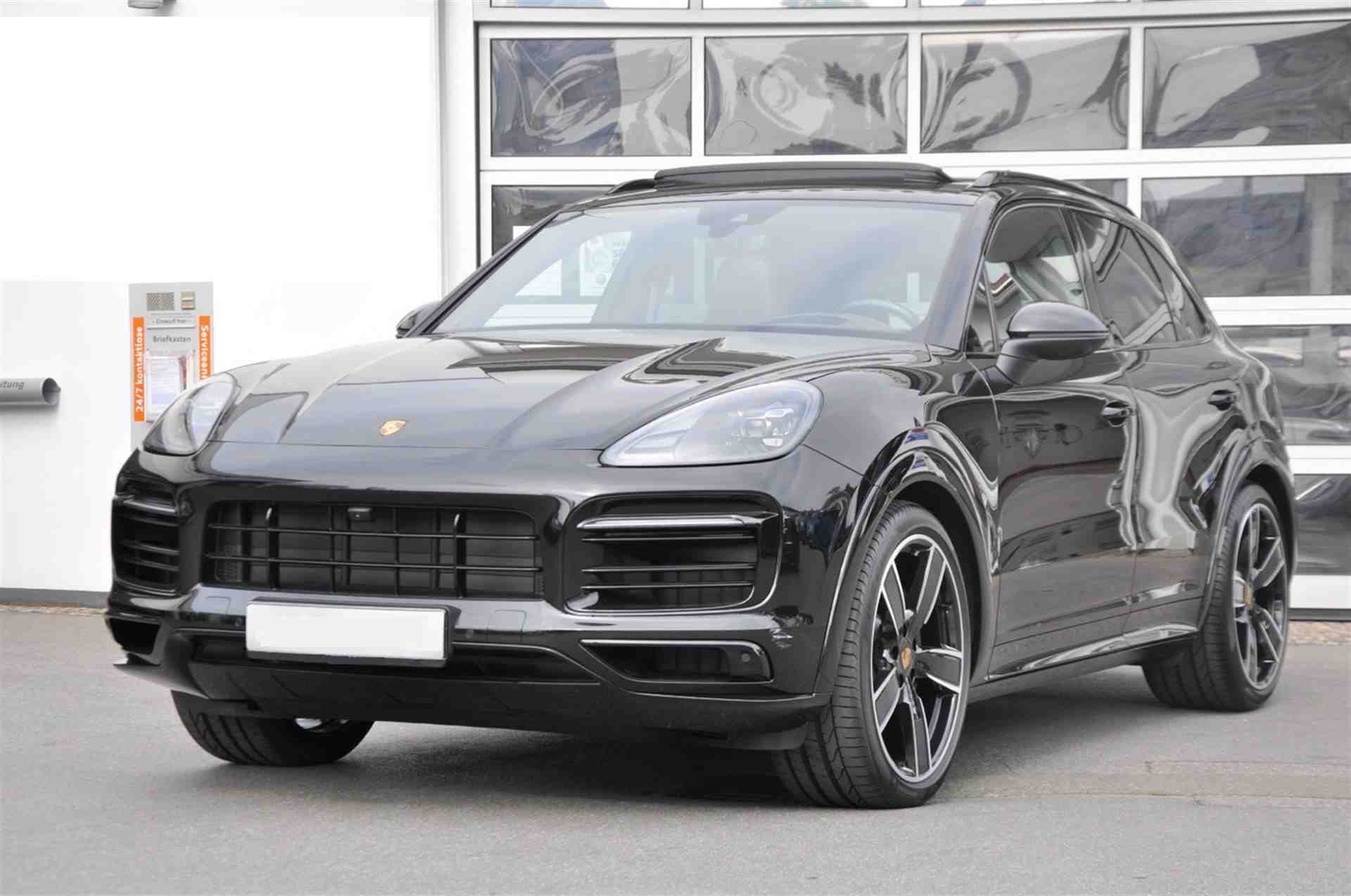 Автомобиль Porsche Cayenne III поколение 3.0 AT 4WD (340 л.с.) Base Черный 2023 новый