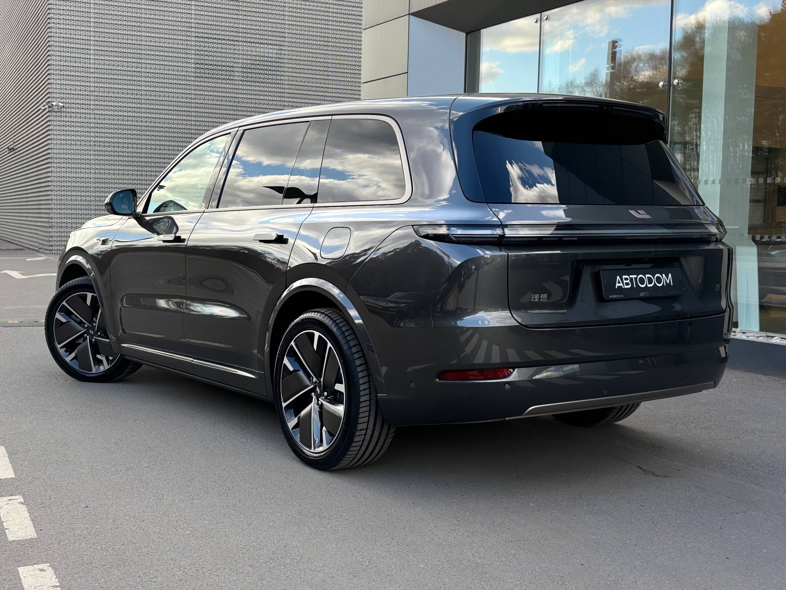 Автомобиль LiXiang L9 I [рестайлинг] 1.5hyb AT 4WD (449 л.с.) Ultra Серый 2025 