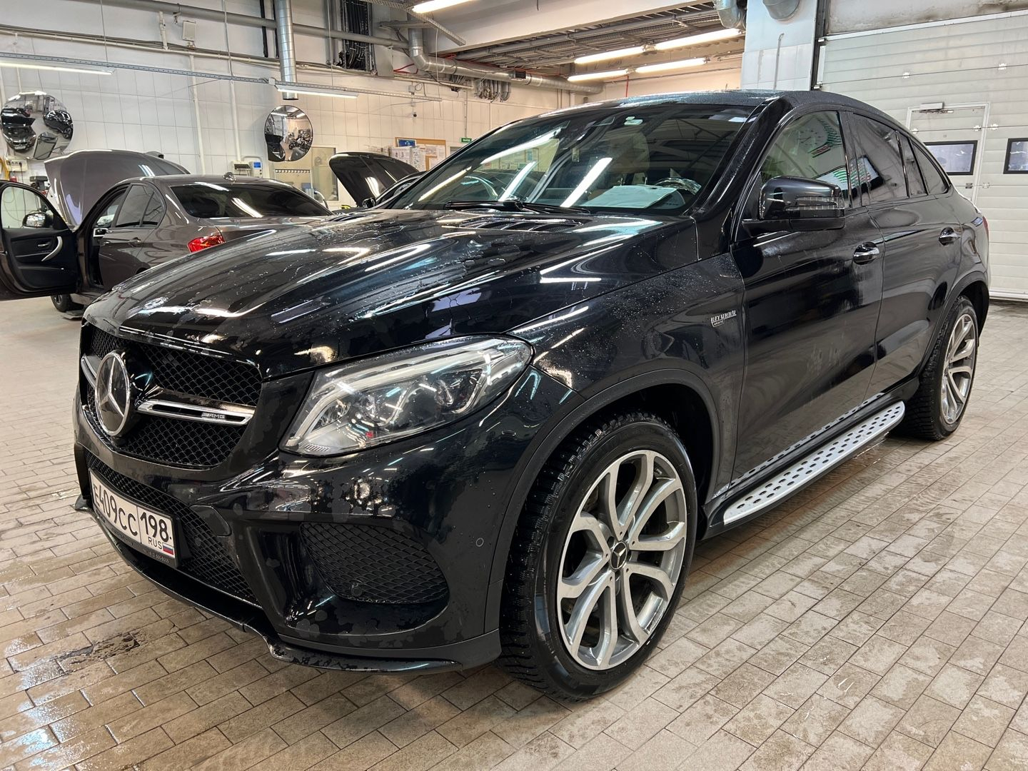 Автомобиль Mercedes-Benz GLE coupe I поколение (C292) 43 AMG 3.0 AT 4WD (390 л.с.) Особая серия Черный 2018 с пробегом 63752 км