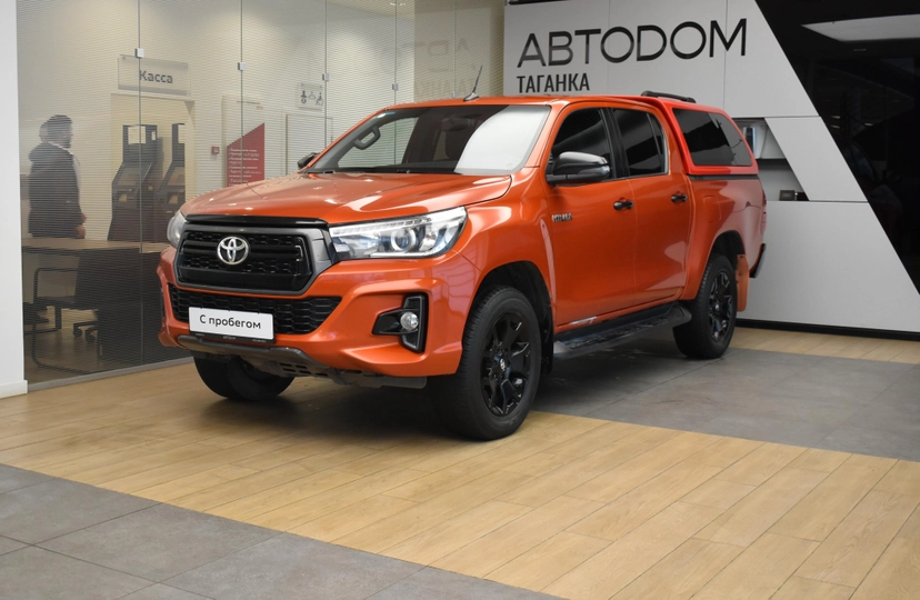 Автомобиль Toyota Hilux VIII поколение 2.8d AT 4WD (177 л.с.) Exclusive Black Оранжевый 2019 с пробегом 106 350 км