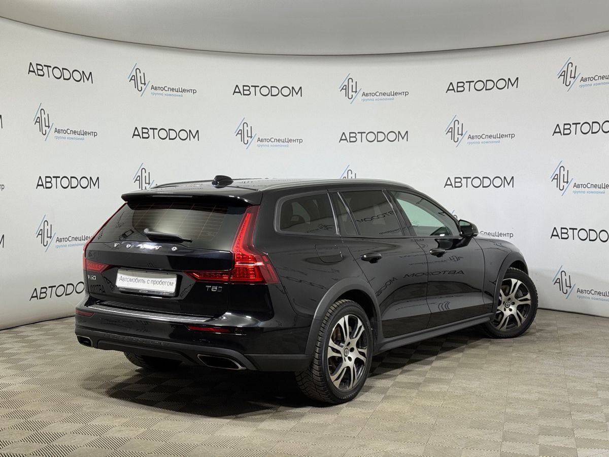 Автомобиль Volvo V60 Cross Country II поколение 2.0 AT 4WD (250 л.с.) Cross Country Plus Чёрный 2019 с пробегом 161 055 км