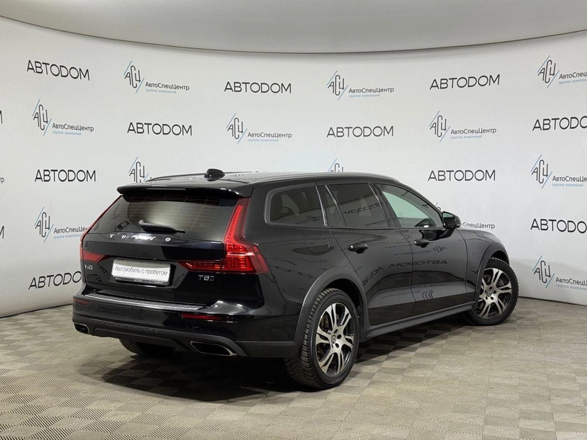Автомобиль Volvo V60 Cross Country II поколение 2.0 AT 4WD (250 л.с.) Cross Country Plus Чёрный 2019 с пробегом 161 055 км