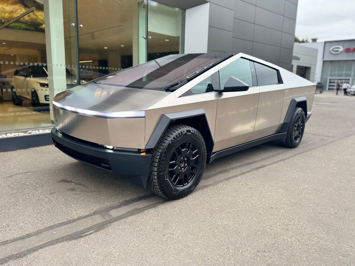 Автомобиль Tesla Cybertruck I поколение 123 kWh Electro AT 4WD (448 кВт) All-Wheel Drive Серый 2024 с пробегом 2 910 км