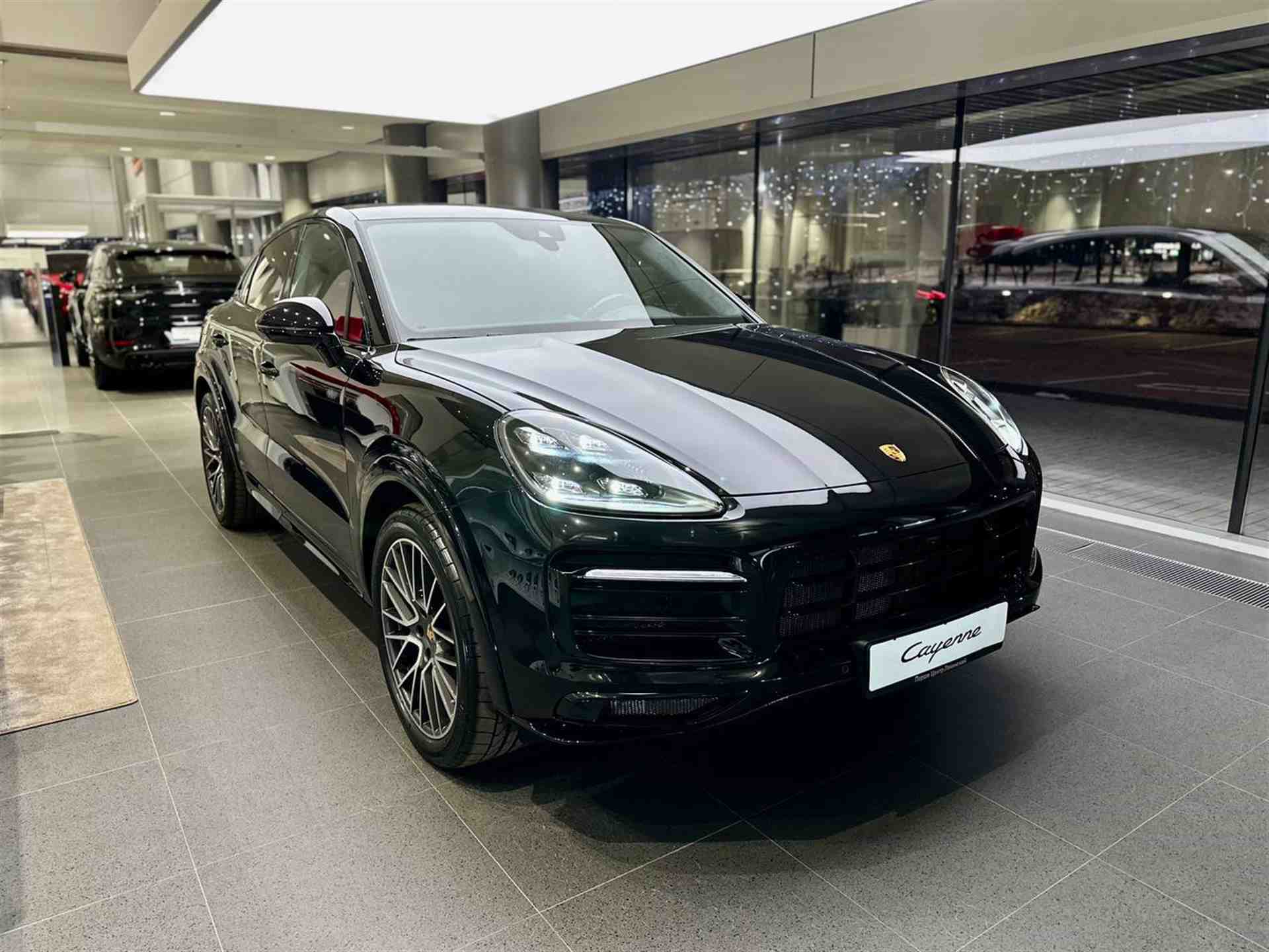 Автомобиль Porsche Cayenne III поколение 3.0 AT 4WD (340 л.с.) Base Черный 2022 новый