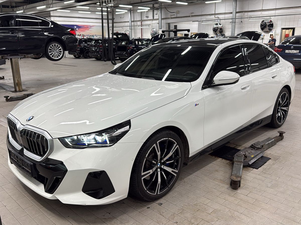 BMW 5 серии VIII поколение (G60) 2.0 AT 4WD (258 л.с.) M Sport Белый 2023 с пробегом 18 980 км