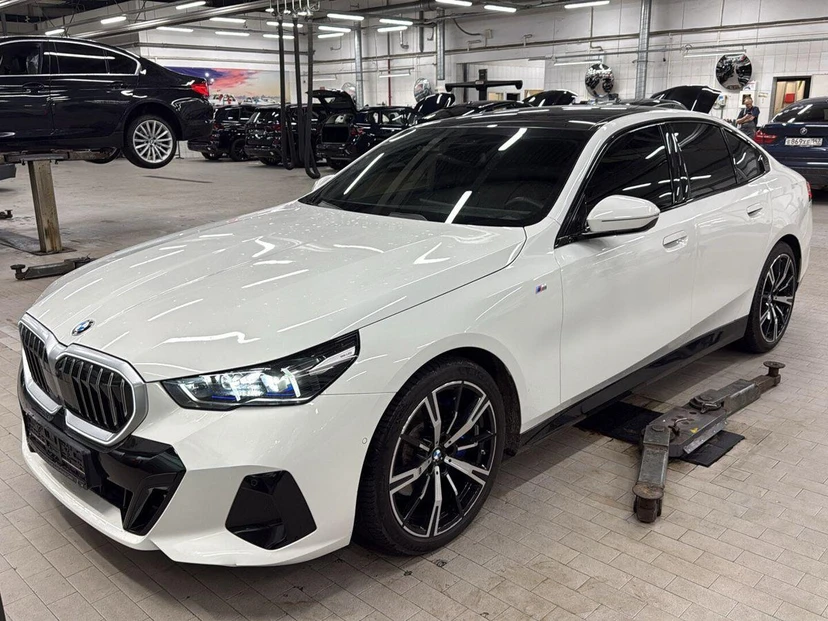 BMW 5 серии VIII поколение (G60) 2.0 AT 4WD (258 л.с.) M Sport Белый 2023 с пробегом 18 980 км