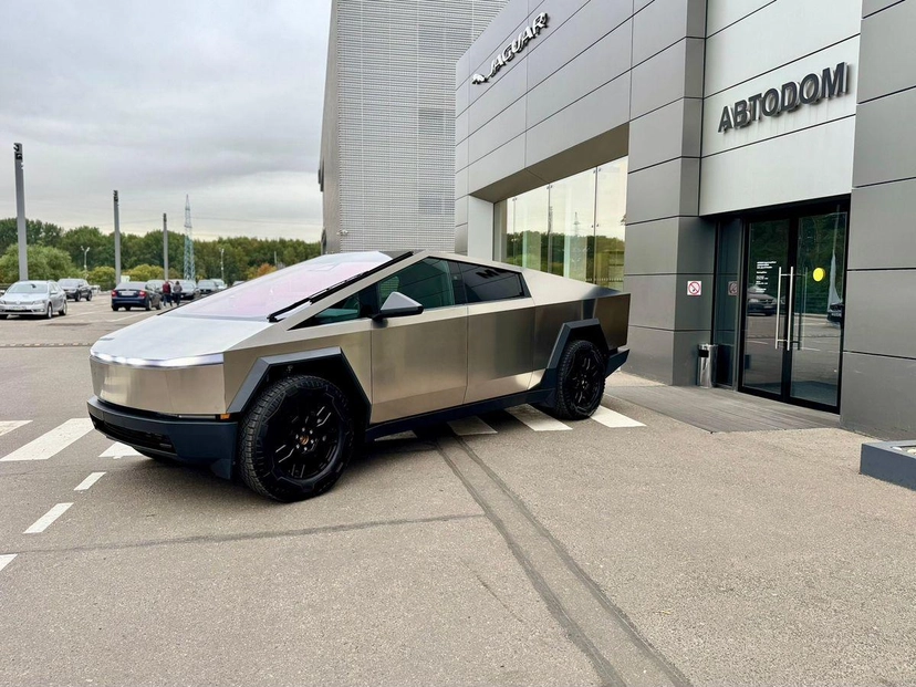 Автомобиль Tesla Cybertruck I поколение 123 kWh Electro AT 4WD (448 кВт) All-Wheel Drive Серый 2024 с пробегом 2 910 км