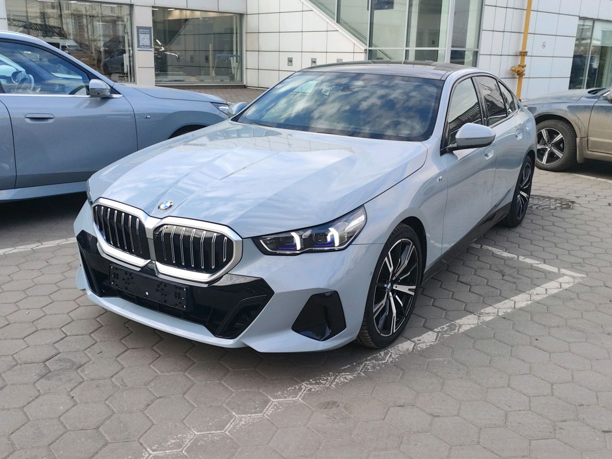Автомобиль BMW 5 серии VIII поколение (G60) 2.0 AT 4WD (258 л.с.) Base Серый 2025 с пробегом 4 400 км