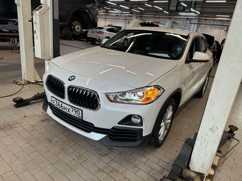 Автомобиль BMW X2 I поколение (F39) 1.5 AMT (140 л.с.) SE Белый 2018 с пробегом 118 000 км