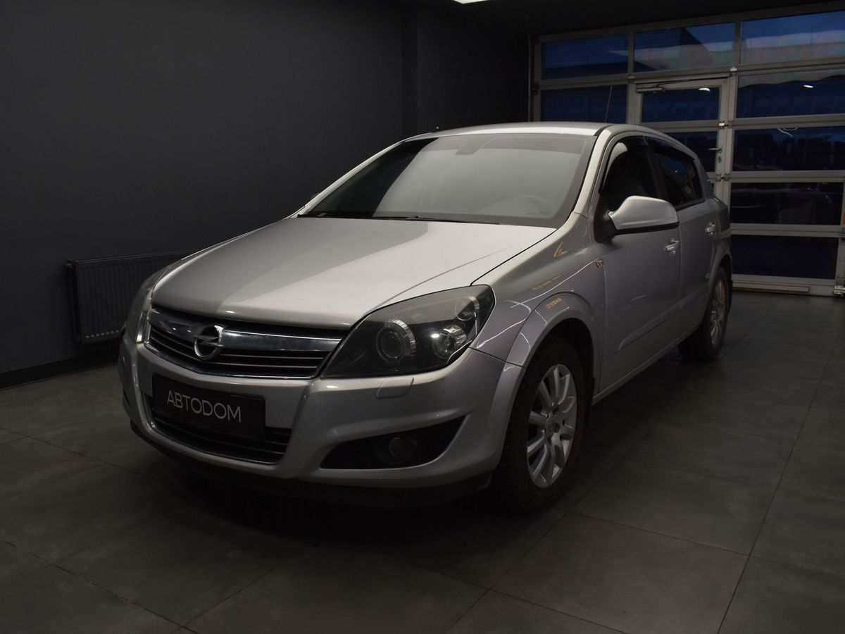 Автомобиль Opel Astra III (H) [рестайлинг] 1.8 AT (140 л.с.) Cosmo Серебристый 2013 с пробегом 204 019 км