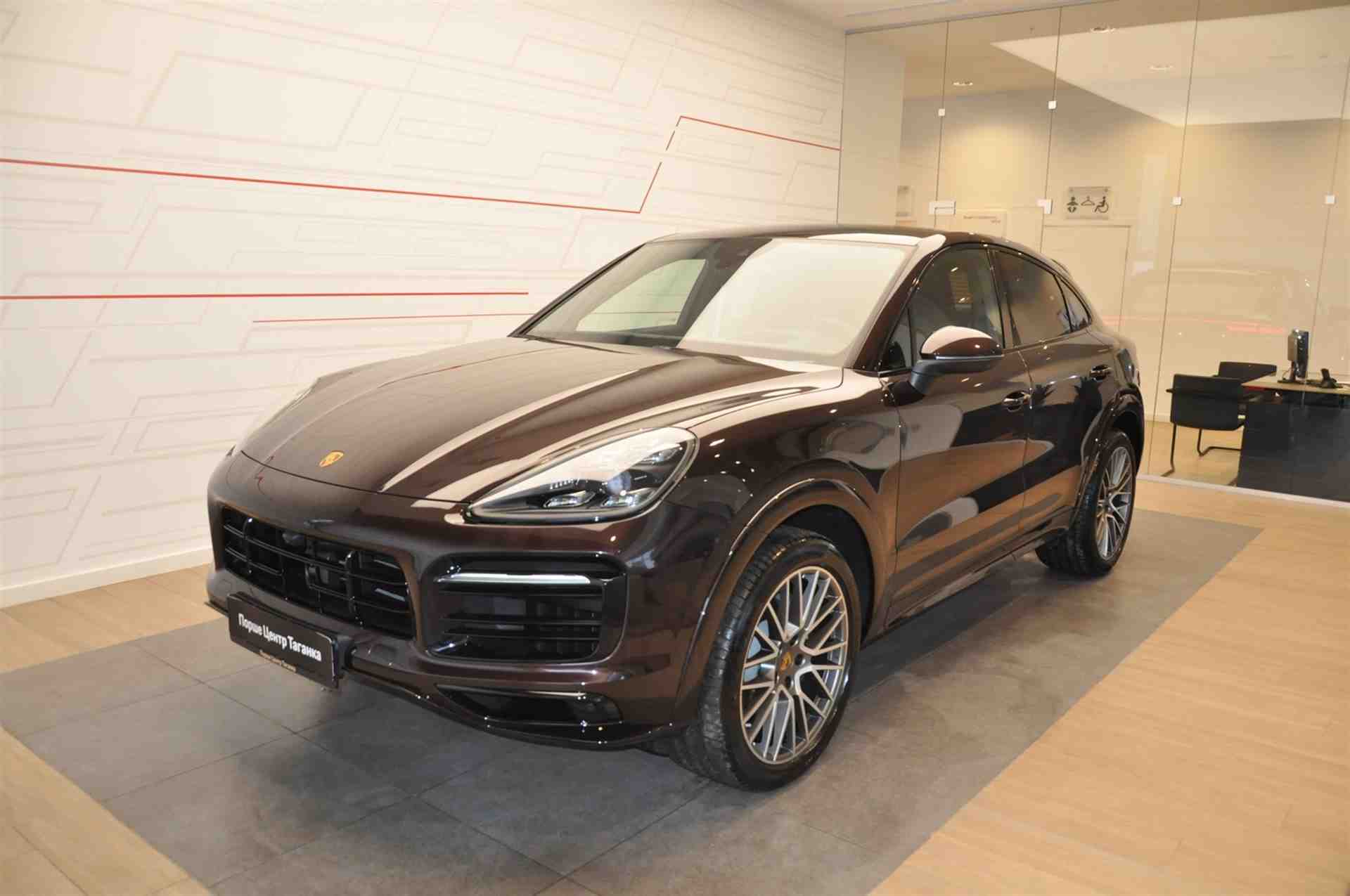 Автомобиль Porsche Cayenne III поколение 3.0 AT 4WD (340 л.с.) Platinum Edition Коричневый 2022 новый