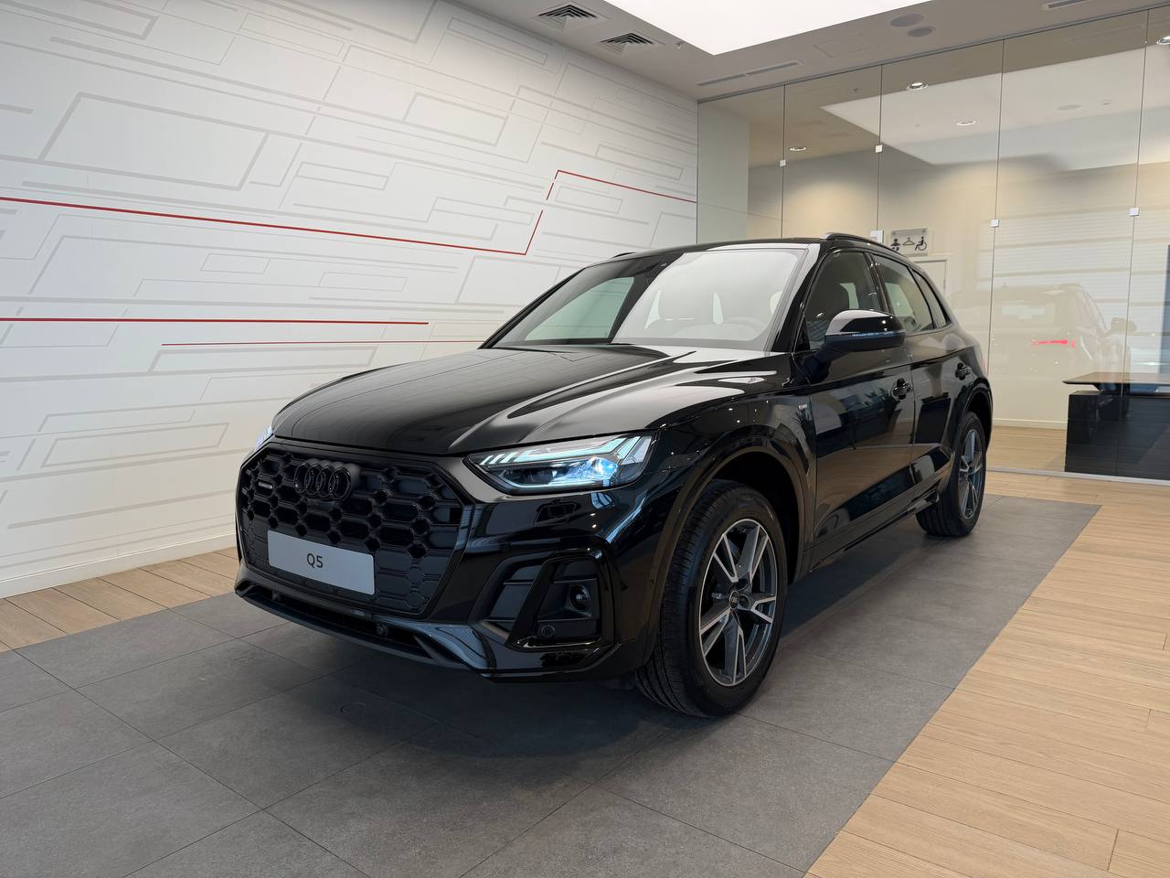 Автомобиль Audi Q5 II (FY) [рестайлинг] 2.0 AMT 4WD (249 л.с.) 45 TFSI quattro S tronic Чёрный 2025 