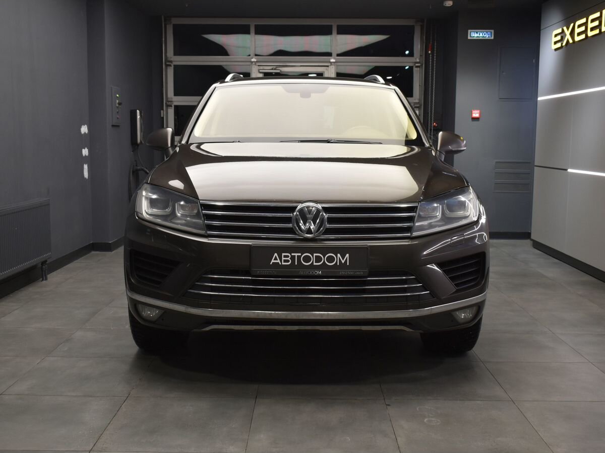 Автомобиль Volkswagen Touareg II [рестайлинг] 3.6 AT 4WD (249 л.с.) Base Коричневый 2015 с пробегом 303 557 км
