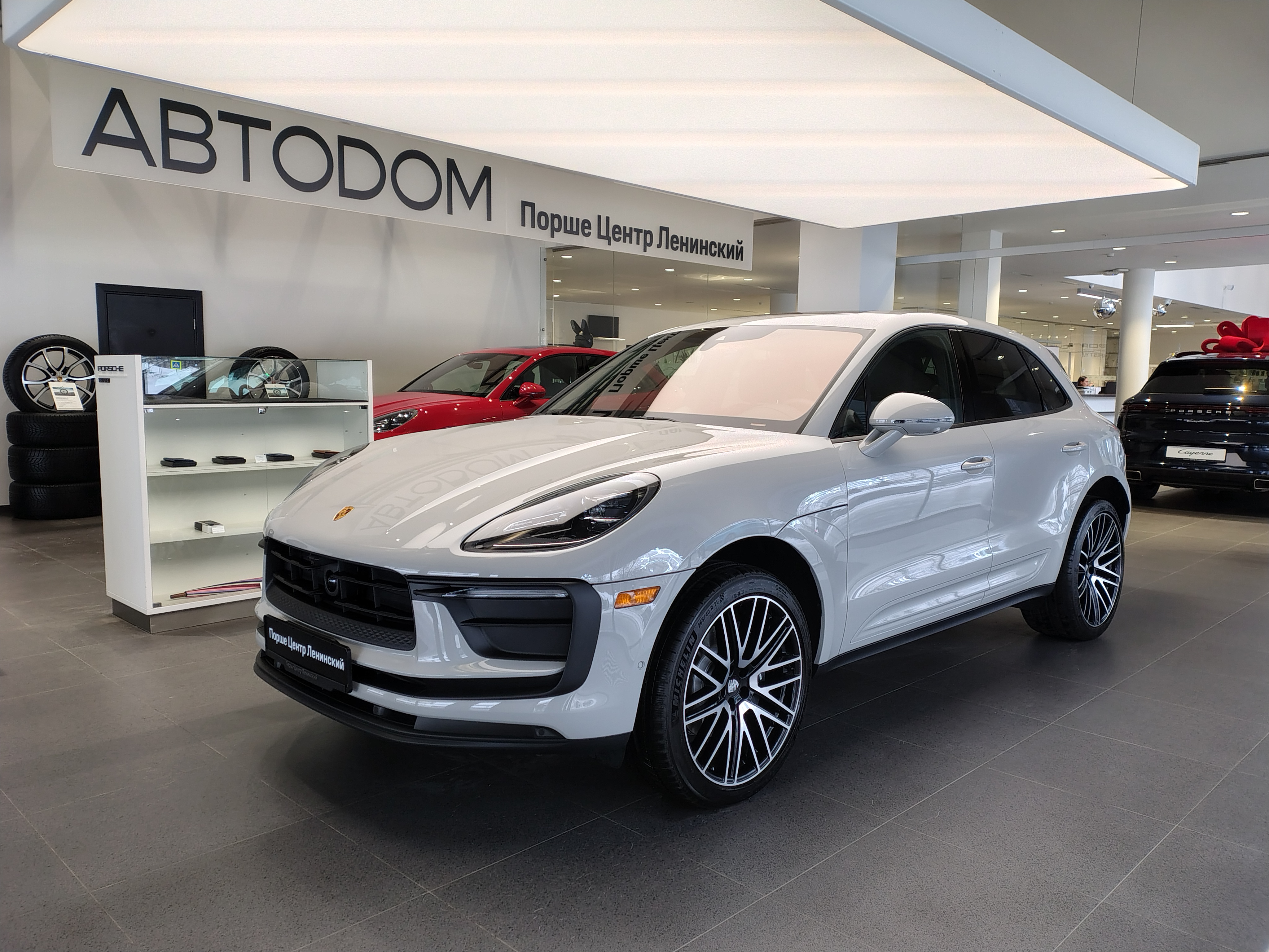 Автомобиль Porsche Macan I [2-й рестайлинг] 2.0 AMT 4WD (265 л.с.) Base Серый 2025 