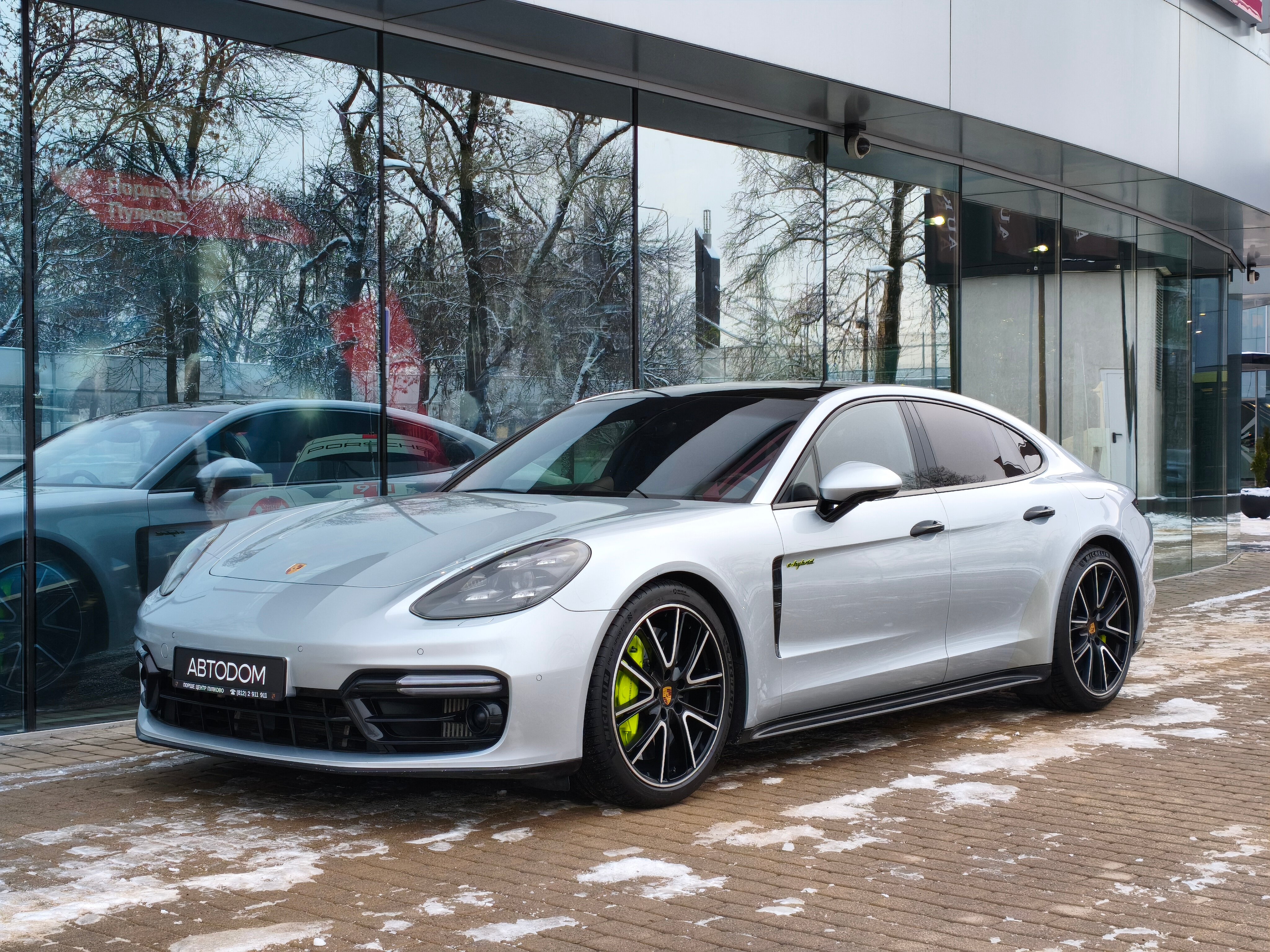 Автомобиль Porsche Panamera II поколение Turbo S E-Hybrid 4.0hyb AMT 4WD (550 л.с.) Turbo S E-Hybrid Серебристый 2018 с пробегом 60 000 км