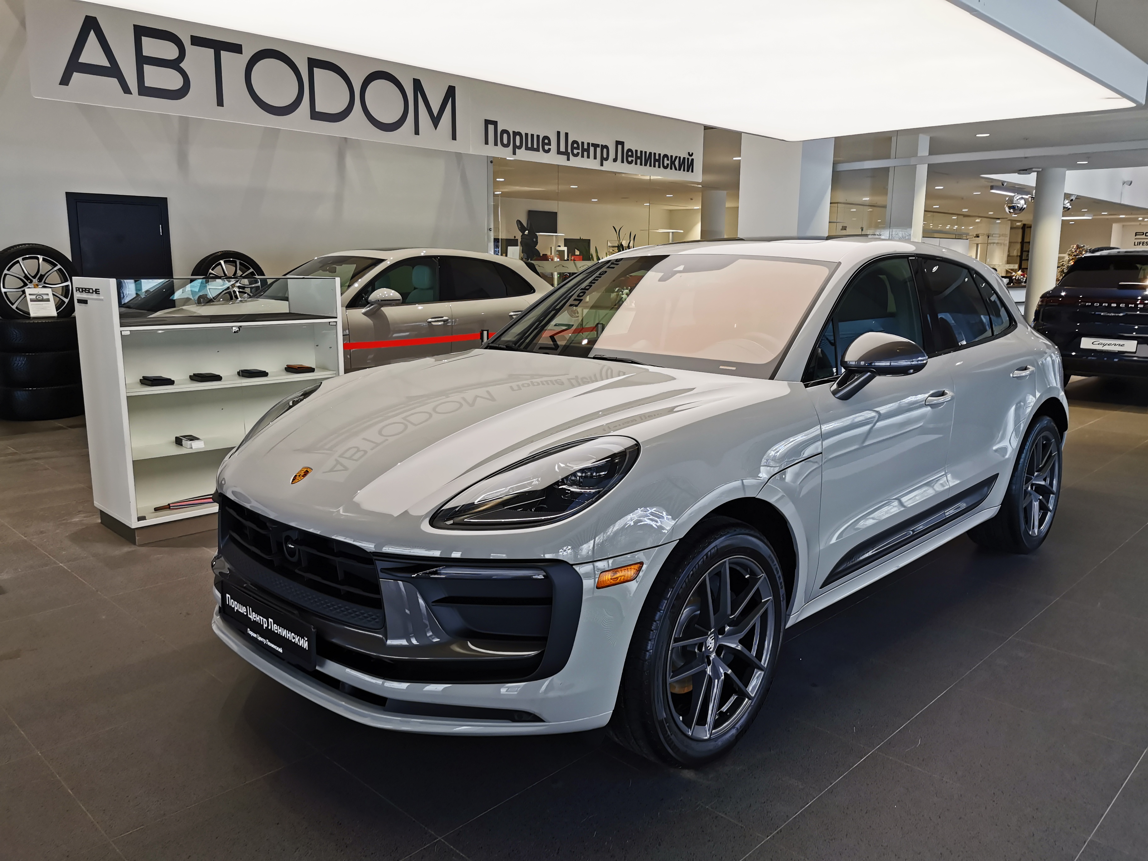 Автомобиль Porsche Macan I [2-й рестайлинг] 2.0 AMT 4WD (265 л.с.) T Серый 2025 