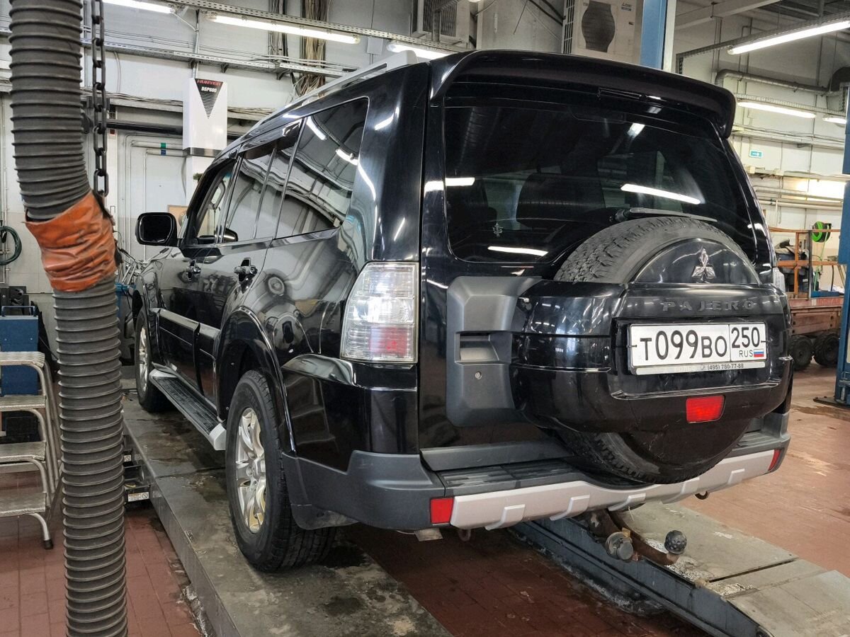 Автомобиль Mitsubishi Pajero IV поколение 3.2d AT 4WD (190 л.с.) Base Чёрный 2008 с пробегом 338 656 км