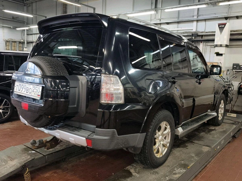 Автомобиль Mitsubishi Pajero IV поколение 3.2d AT 4WD (190 л.с.) Base Чёрный 2008 с пробегом 338 656 км