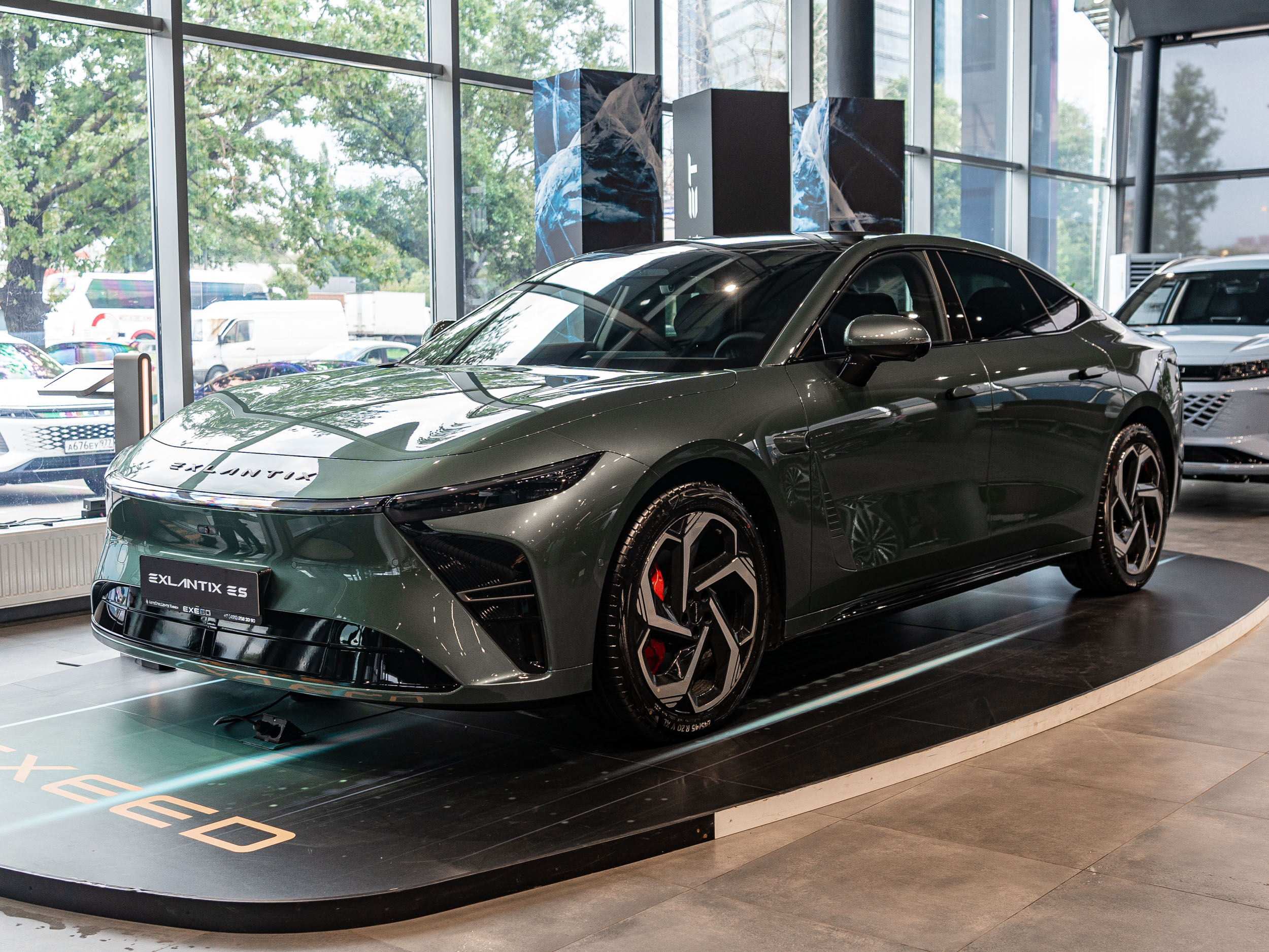 Автомобиль EXEED EXLANTIX ES I поколение 1.5hyb AT 4WD (469 л.с.) Base Зелёный 2025 