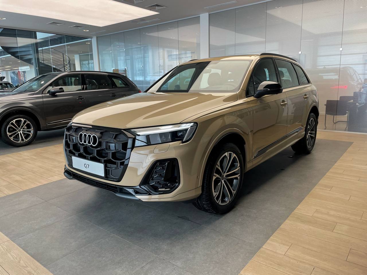 Автомобиль Audi Q7 II (4M) [2-й рестайлинг] 2.0 AT 4WD (252 л.с.) 45 TFSI quattro tiptronic Золотой 2025 