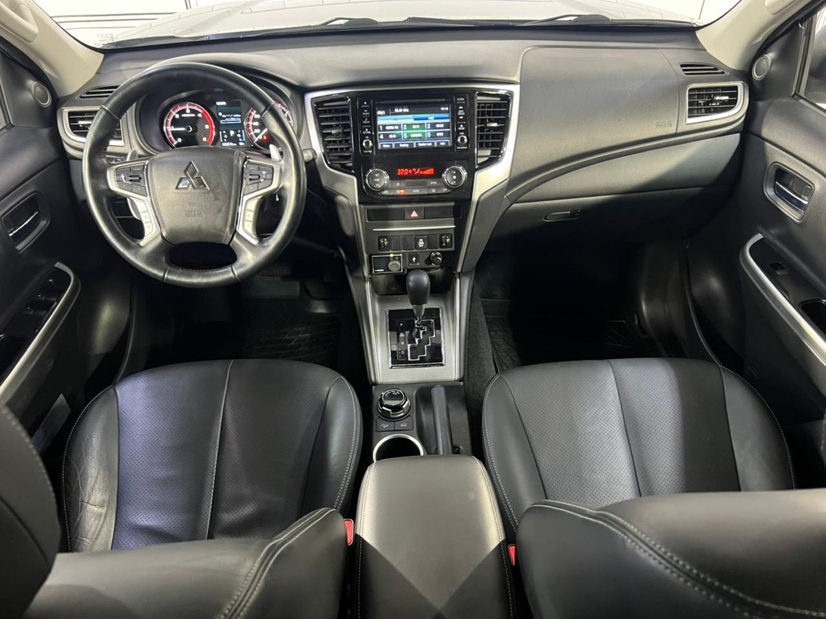 Автомобиль Mitsubishi L200 V [рестайлинг] 2.4d AT 4WD (181 л.с.) Instyle Серебристый 2022 с пробегом 38 000 км