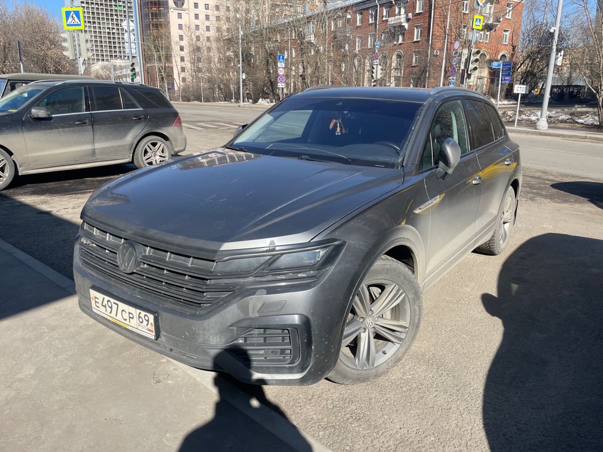 Автомобиль Volkswagen Touareg III поколение 3.0d AT 4WD (249 л.с.) R-Line Серый 2019 с пробегом 99 657 км