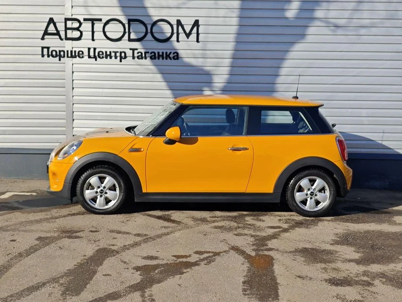 Автомобиль MINI Hatch III поколение (F55/F56) Cooper 1.5 AT (136 л.с.) Cooper Оранжевый 2018 с пробегом 57 642 км