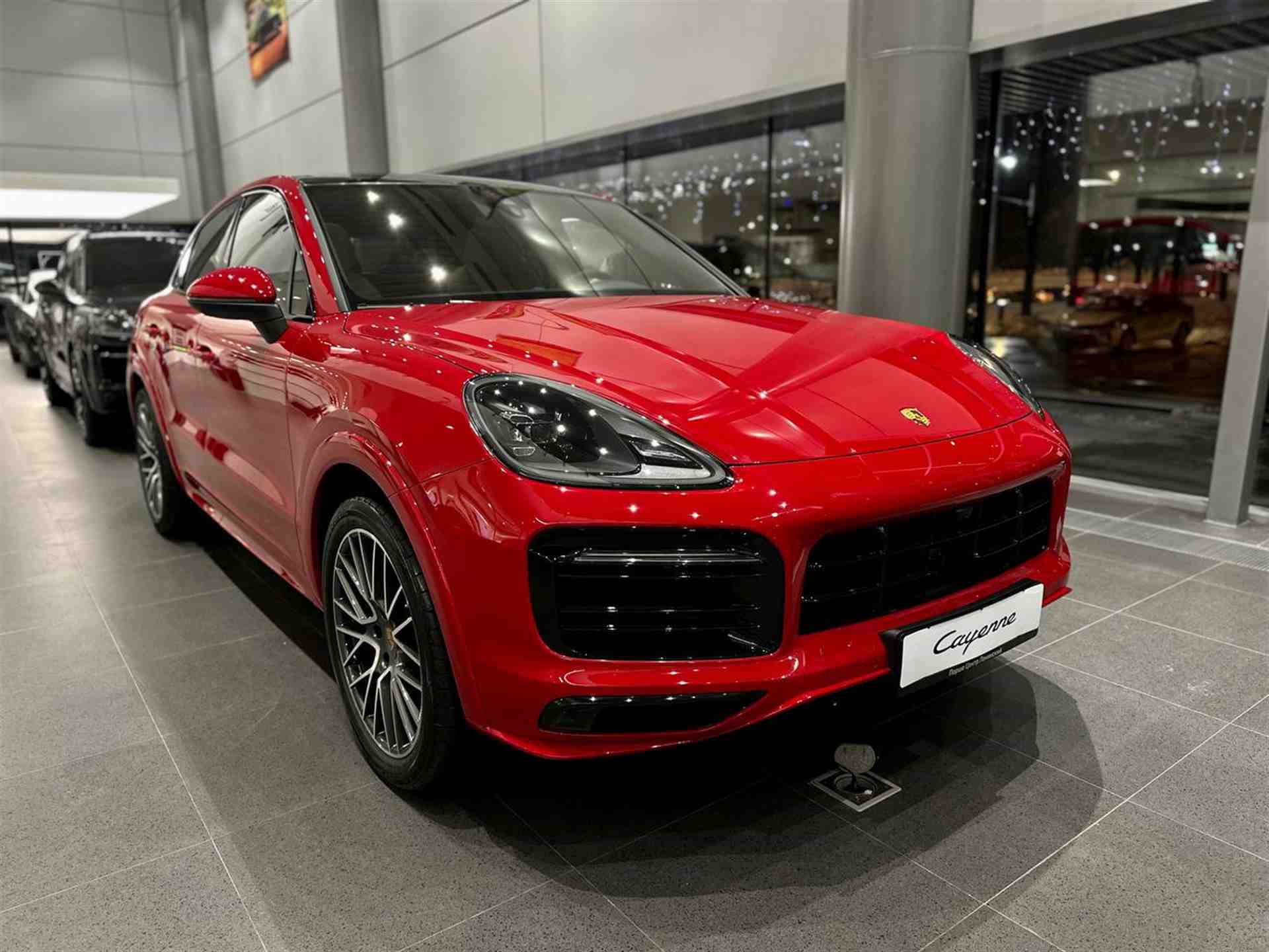 Автомобиль Porsche Cayenne III поколение 3.0 AT 4WD (340 л.с.) Base Красный 2022 новый