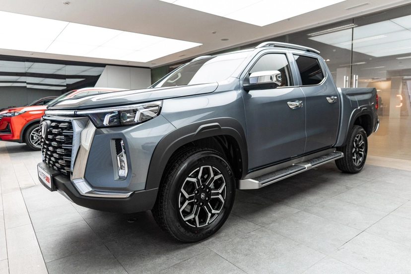 Автомобиль Changan Hunter Plus I поколение 2.0 AT 4WD (226 л.с.) Luxe Серый 2024