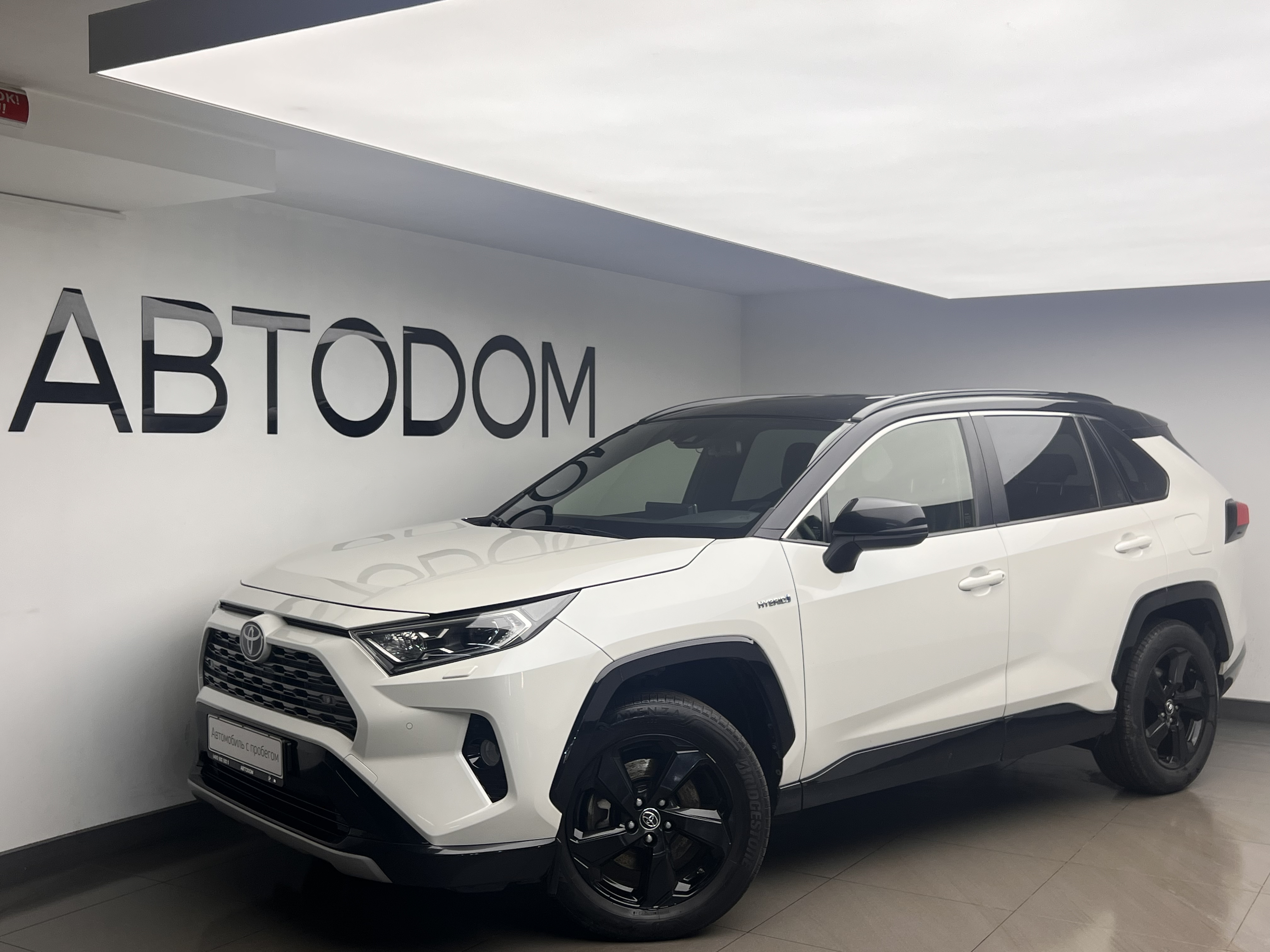 Автомобиль Toyota RAV4 V поколение (XA50) 2.5hyb CVT (218 л.с.) Elite Plus Белый 2018 с пробегом 183 404 км