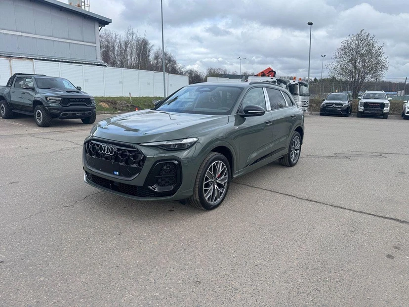 Автомобиль Audi Q5 III поколение 2.0 AMT 4WD (204 л.с.) Exclusive Зелёный 2026 с пробегом 50 км
