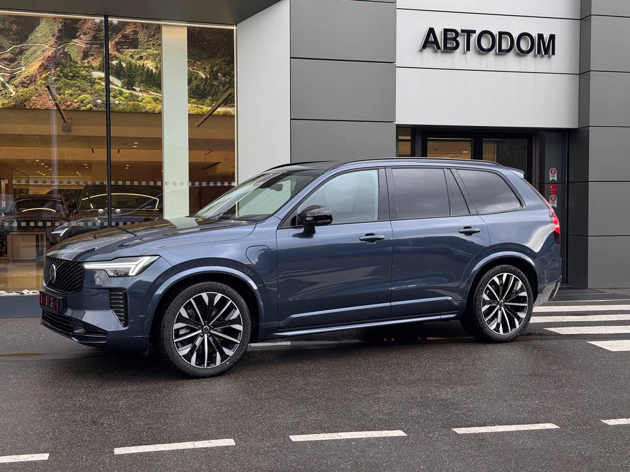 Автомобиль Volvo XC90 II [2-й рестайлинг] 2.0hyb AT 4WD (455 л.с.) Ultra Bright (7 мест) Синий 2025 