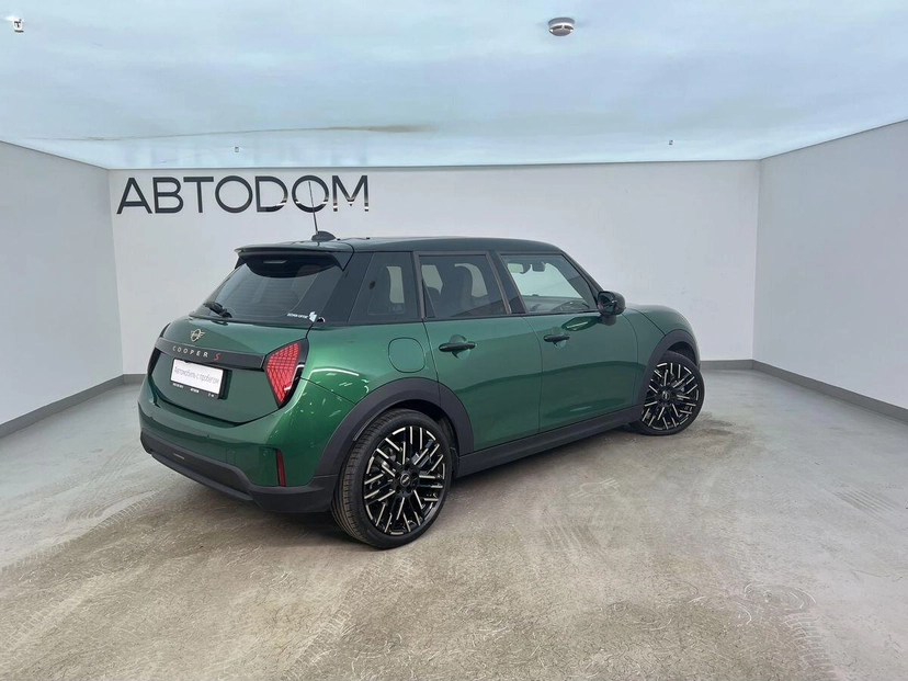Автомобиль MINI Hatch IV поколение (F65/F66/J01) 2.0 AMT (204 л.с.) Essential Trim Зелёный 2024 с пробегом 5 177 км